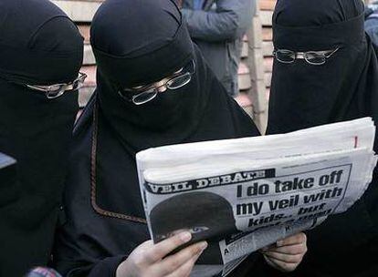 Mujeres musulmanas leen un artículo sobre la polémica del velo en Blackburn (Reino Unido) en 2006.