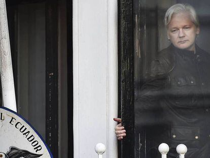 Julian Assange en la Embajada de Ecuador en Londres, en mayo de 2017. En vídeo, las declaraciones de la subdirectora de la Fiscalía de Suecia.
