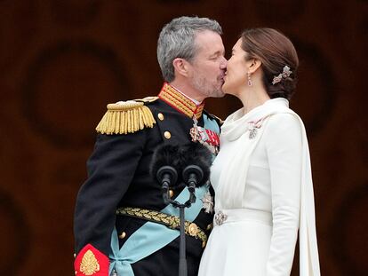 Los reyes Federico y María se besan desde el Parlamento.