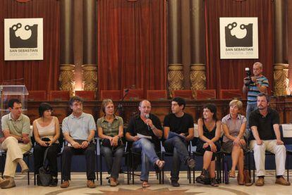 Juan Carlos Izagirre (en el centro) con los concejales de Bildu en el salón de plenos del Ayuntamiento, sin el cuadro del Rey al fondo.