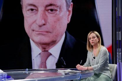 La candidata de Hermanos de Italia Giorgia Meloni, en un plató de televisión ante una pantalla que muestra al exprimer ministro Mario Draghi. 