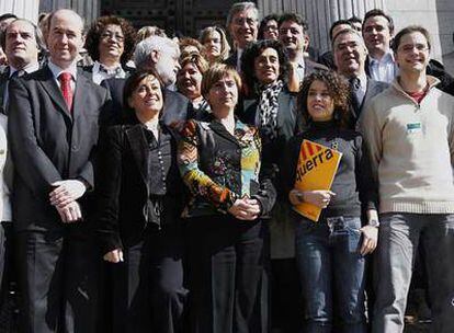 La ministra de Educación, Mercedes Cabrera, junto con otros diputados, rectores y universitarios en la puerta del Congreso.