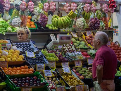 Un puesto de frutas del mercado de abastos de Triana, el martes en Sevilla.