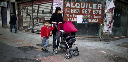 Una familia china pasea por el distrito de Tetuán, en Madrid. 