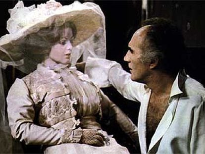 El actor Michel Piccoli, con una muñeca, en una escena del filme <i>Tamaño natural</i>, de Luis García Berlanga.