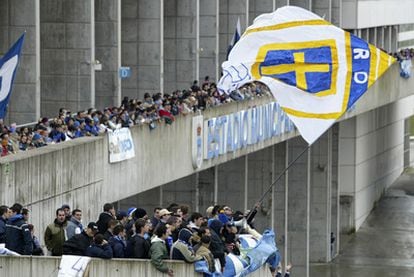 Seguidores del Real Oviedo, antes de un partido contra el Oviedo ACF disputado en Tercera 2005.