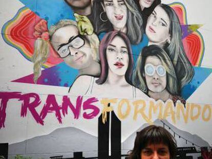 Natalia Aventín, madre de Patrick, junto a un cartel sobre transexualidad del centro LGTBI de Medellín (Colombia). 