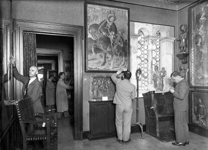Los técnicos de la Junta de Museos valorando las obras en el domicilio de Plandiura en 1932.