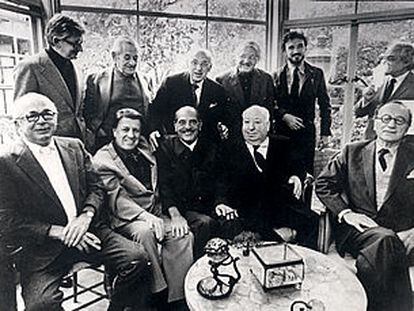 Billy Wilder, primero a la izquierda, en una foto histórica junto a grandes directores de cine como Luis Buñuel, tercero por la izquierda, y Alfred Hitchcock a su lado.