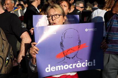 El ple del Parlament votarà a les 12.00 les propostes de resolució que presentaran els diferents grups parlamentaris per respondre a l'aplicació de l'article 155 de la Constitució a Catalunya. A la imatge, ambient a l'exterior del Parlament.