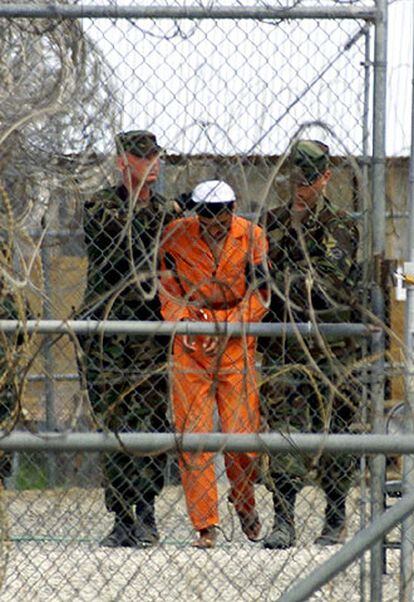 Un preso, en un campo de detención de Guantánamo en 2002.