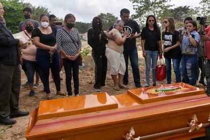 Amigos, colegas y familiares de la periodista Yesenia Mollinedo, asesinada el 9, asistían dos días después a su entierro en Minatitlán, en el Estado mexicano de Veracruz.