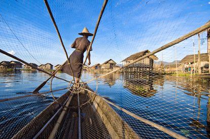 Un pescador en el lago Inle, en Myanmar, un maravilloso mundo acuático de jardines flotantes, aldeas sobre pilotes y destartaladas estupas,