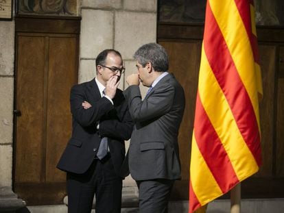 El 'exconseller' Jordi Turull (a la izquierda) conversa con el también 'exconseller' Francesc Homs durante un acto del pasado 6 de abril