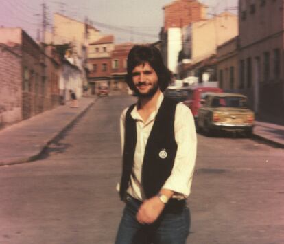 Fotografía de Vicente Cuervo Calvo en la calle Peña de la Atalaya (Madrid) en 1979, un año antes de ser asesinado.
