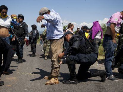 Polic&iacute;as mexicanos registran a civiles este s&aacute;bado en Michoac&aacute;n.