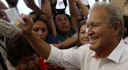 Salvador Sánchez Cerén acude a votar este domingo.