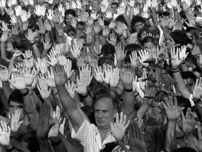 Miles de personas se manifiestan en Ermua para pedir la libertad de Miguel Ángel Blanco en julio de 1997.