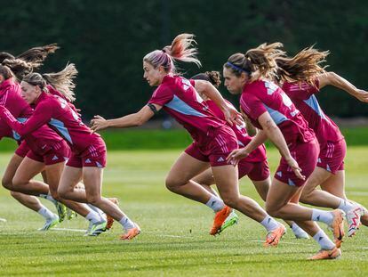 Las jugadoras de la selección española durante un entrenamiento previo al partido ante Costa Rica, en Nueva Zelanda, este miércoles.