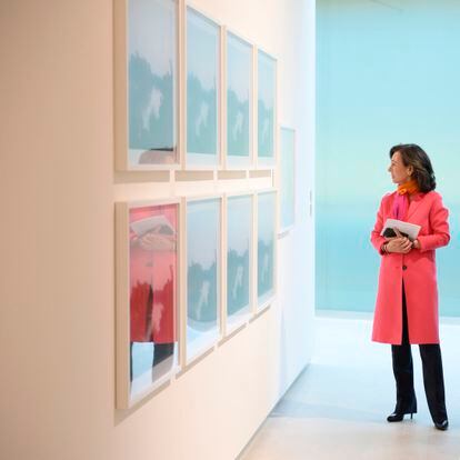 Ana Botín contempla una obra de Fernando Ortega en la Sala de Arte Santander.