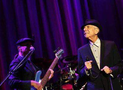 Leonard Cohen durante su actuación de ayer en el Palacio de los Deportes.