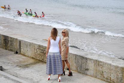 Brigitte Macron y Melania Trump pasean por Biarritz mientras se celebra un evento con surfistas, el 26 de agosto de 2019, en Biarritz.