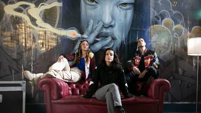 Los actores (de izquierda a derecha) Asia Ortega, María Pedraza y Bernardo Flores, protagonistas de 'Urban. La vida es nuestra' en uno de los escenarios de la serie.