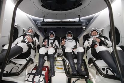 Desde la izquierda, los astronautas Thomas Pesquet, Megan McArthur, Shane Kimbrough y Aki Hoshide, en la cápsula Dragon, tras el amerizaje.
