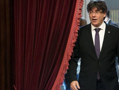 Carles Puigdemont entra al hemiciclo.