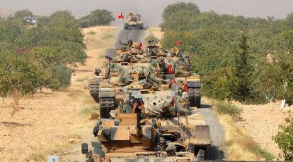 Tanques turcos acceden a territorio sirio, en dirección a Jarabulus, el 24 de agosto.