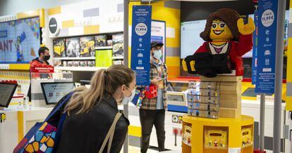 Interior de la nueva tienda que Lego ha abierto en el Paseo de Gracia de Barcelona. 