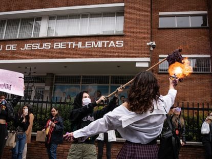 Alumnas y exalumnas del colegio Bethemitas durante un plantón frente a la institución, en Bogotá, el 29 de marzo de 2023.