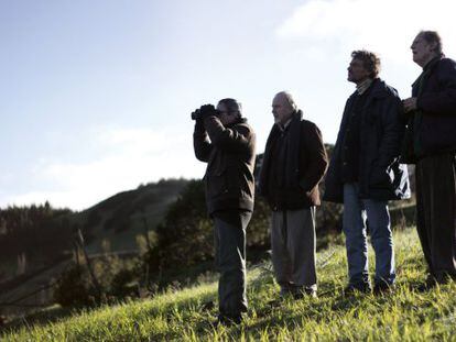 Los curas protagonistas de &#039;El club&#039;, observando una carrera de galgos.