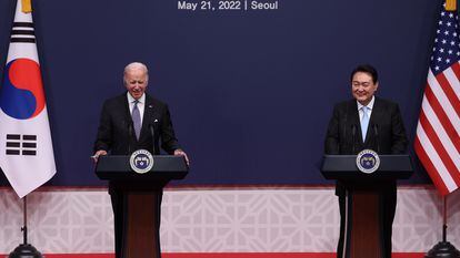 El presidente de EE. UU., Joe Biden (izquierda), y el de Corea del Sur, Yoon Suk-yeol, durante su rueda de prensa en Seúl este sábado