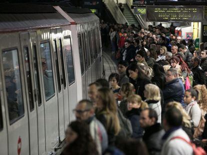 Passatgers esperen el metro a pla&ccedil;a Espanya. 