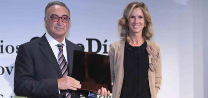 Javier Robles, presidente de Danone, recibe su premio de manos de Garmendia