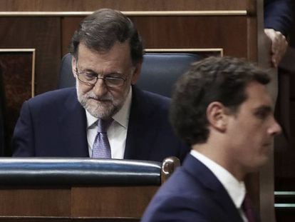 El presidente de Ciudadanos, Albert Rivera, cruza delante de Mariano Rajoy en el Congreso. 