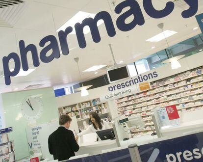 En pa&iacute;ses como Reino Unido las grandes cadenas de farmacias tienen una importante presencia. / Toby Melville (Reuters)