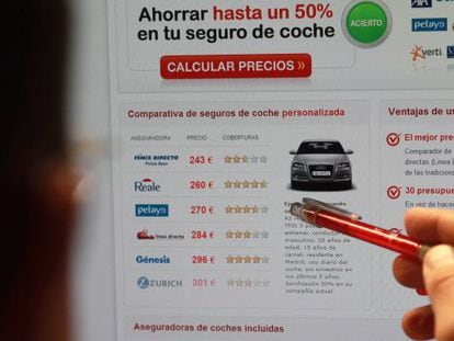 Un usuario compara precios de seguros de coche.