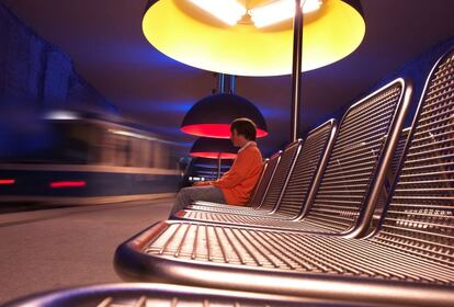 El diseño de la iluminación de la parada de Westfriedhof, en el metro de Múnich, realizado por Ingo Maurer, ha transformado un austero espacio de hormigón y cemento gracias a las enormes lámparas que inundan de luces de colores las paredes y suelos de sus andenes