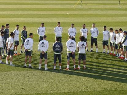 Els jugadors del Reial Madrid fan un minut de silenci aquest dilluns per les víctimes dels atemptats de París.