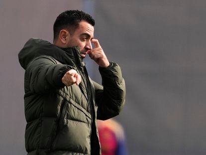 El entrenador del FC Barcelona, Xavi Hernández, durante un entrenamiento.