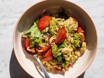 Ensalada de tomate y orzo (piñones de pasta)