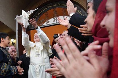 Francisco lanza una paloma blanca tras su encuentro con la comunidad de cat&oacute;licos asirios-caldeos en Georgia, el 30 de septiembre.