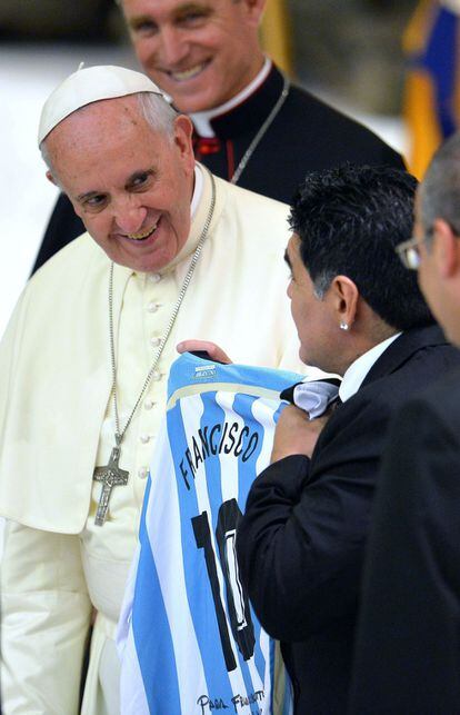 Diego Armando Maradona regala una camiseta de Argentina al pontífice.