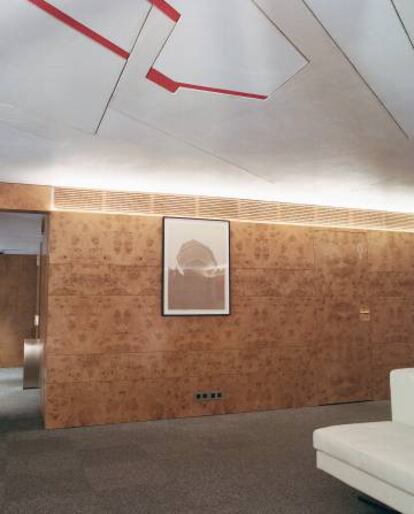 El techo del 'lobby' contiene la obra de arte más valiosa del edificio: un mural del artista abstracto Pablo Palazuelo. |