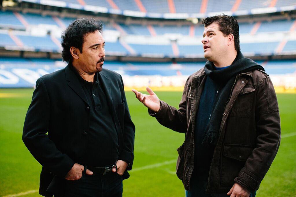 Hugo Sánchez junto a Francisco Javier Padilla, en el estadio Bernabéu.