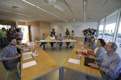 Primera reunió entre Podem, PSOE i MÉS.