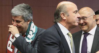 El ministro en funciones de Economía, Luis de Guindos (c), en la reunión del Eurogrupo del pasado 11 de julio.