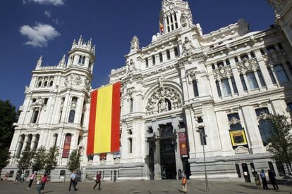 Una bandera de España preside la fachada principal de la sede del Ayuntamiento de Madrid.